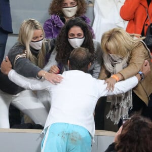 Rafael Nadal embrasse sa soeur María Isabel Nadal, sa mère Ana Maria Parera, et son épouse Maria Francisca Perello à l'issue de la finale de Roland-Garros. Paris, le 11 octobre 2020. © Dominique Jacovides / Bestimage