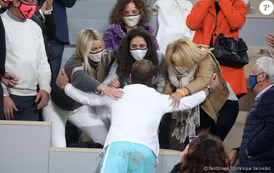 Mere Issabel Rafael Nadal embrasse sa soeur María Isabel Nadal, sa mère Ana Maria ...