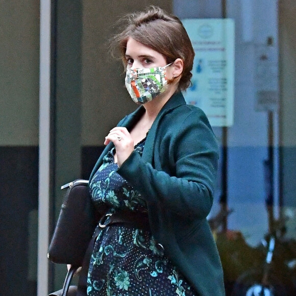 Exclusif - La Princesse Eugenie d'York, enceinte, se promène dans le quartier de Mayfair à Londres, le 30 septembre 2020.