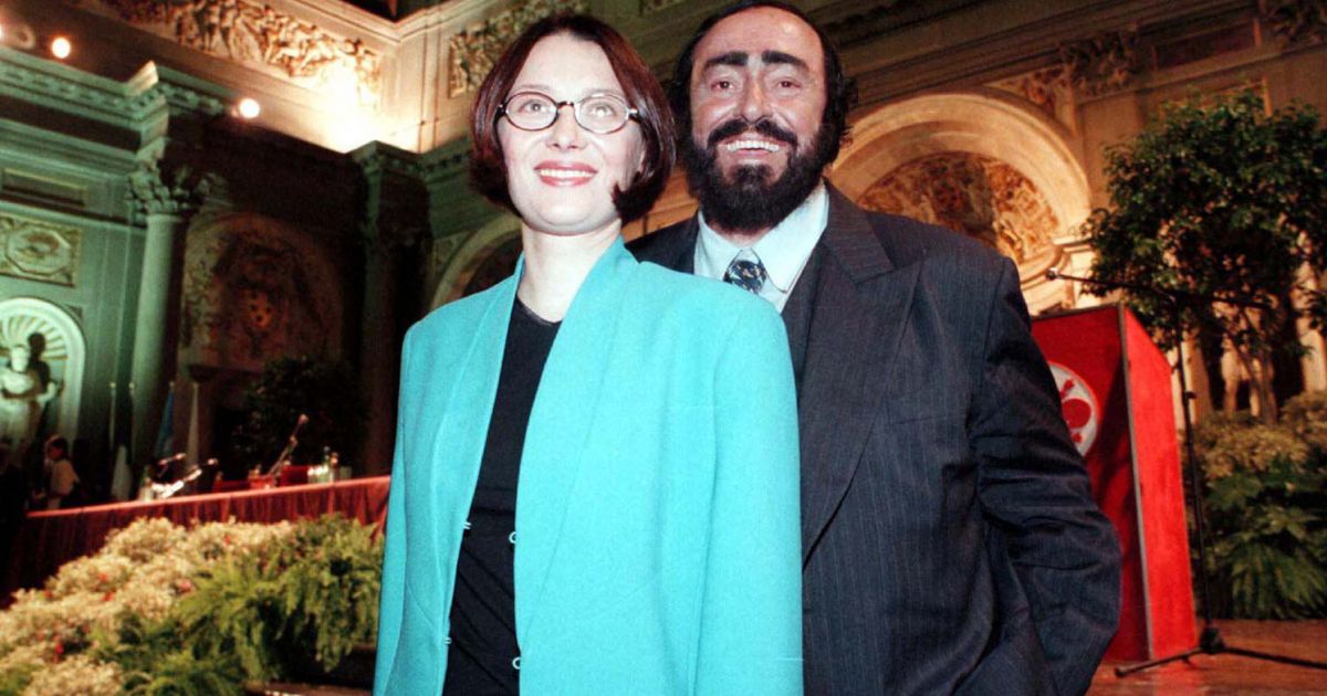 Luciano Pavarotti et son épouse Nicoletta Mantovani à Florence ...