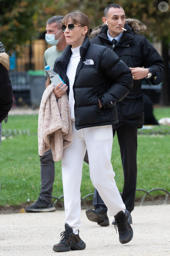 Jean Claude Van Damme et sa compagne Alena Kaverina, arrivent sur le lieux du tournage du film "Le dernier mercenaire" à Paris le 12 octobre 2020.