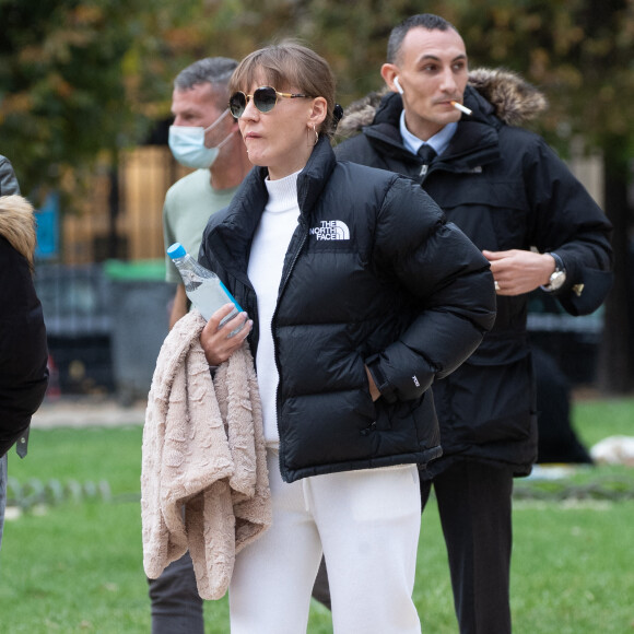 Jean Claude Van Damme et sa compagne Alena Kaverina, arrivent sur le lieux du tournage du film "Le dernier mercenaire" à Paris le 12 octobre 2020.