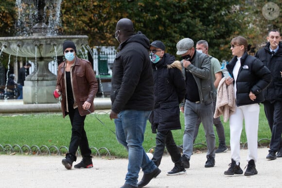Jean Claude Van Damme et sa compagne Alena Kaverina, arrivent sur le lieux du tournage du film "Le dernier mercenaire" à Paris le 12 octobre 2020.