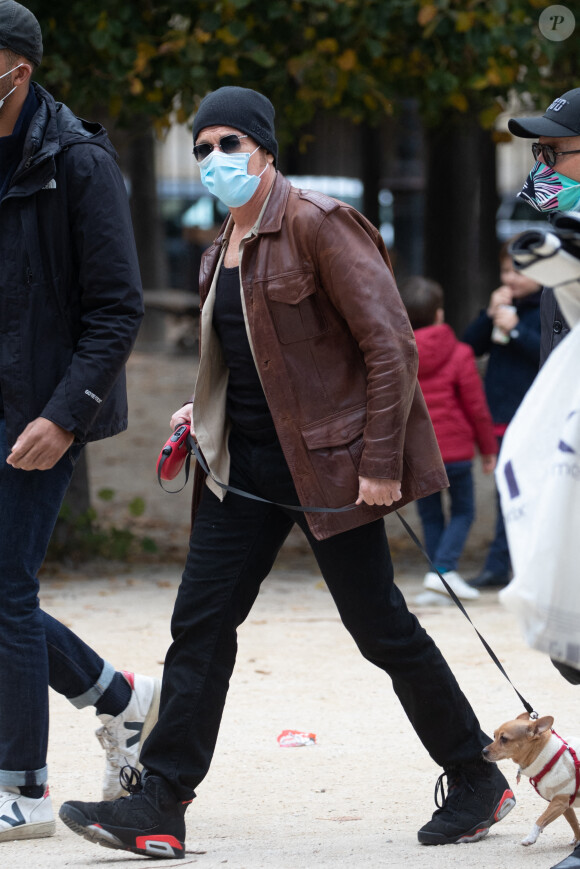 Jean Claude Van Damme et sa compagne Alena Kaverina, arrivent sur le lieux du tournage du film "Le dernier mercenaire" à Paris le 12 octobre 2020.