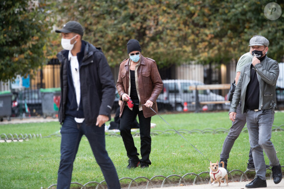 Jean Claude Van Damme et sa compagne Alena Kaverina, arrivent sur le lieux du tournage du film "Le dernier mercenaire" à Paris le 12 octobre 2020.