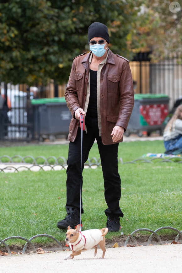 Jean Claude Van Damme et sa compagne Alena Kaverina, arrivent sur le lieux du tournage du film "Le dernier mercenaire" à Paris le 12 octobre 2020.