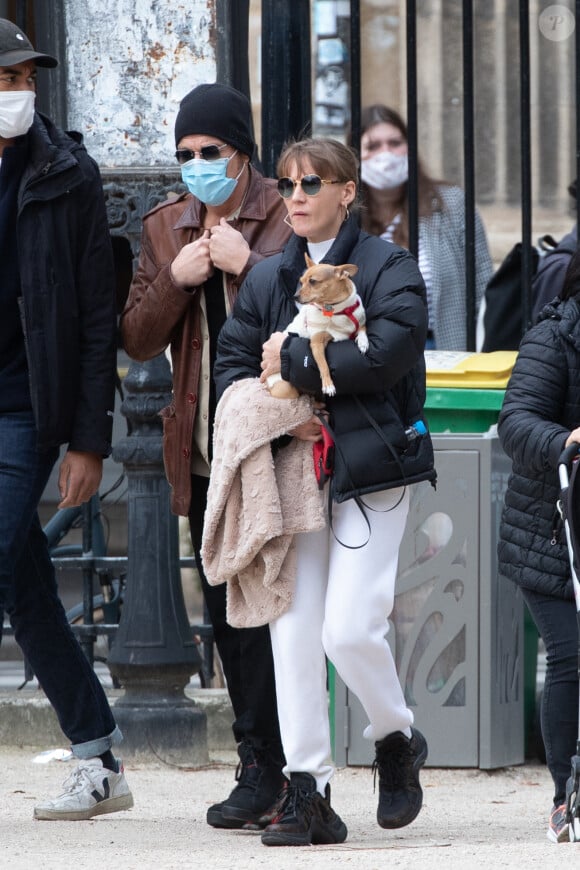 Jean Claude Van Damme et sa compagne Alena Kaverina, arrivent sur le lieux du tournage du film "Le dernier mercenaire" à Paris le 12 octobre 2020.