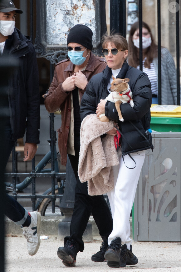 Jean Claude Van Damme et sa compagne Alena Kaverina, arrivent sur le lieux du tournage du film "Le dernier mercenaire" à Paris le 12 octobre 2020.