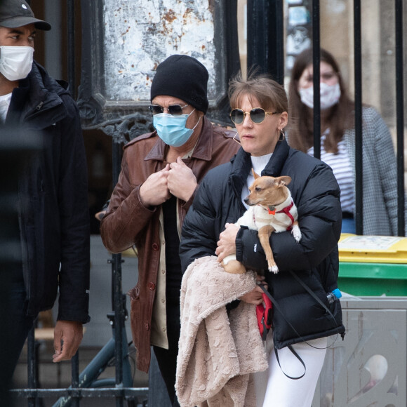 Jean Claude Van Damme et sa compagne Alena Kaverina, arrivent sur le lieux du tournage du film "Le dernier mercenaire" à Paris le 12 octobre 2020.