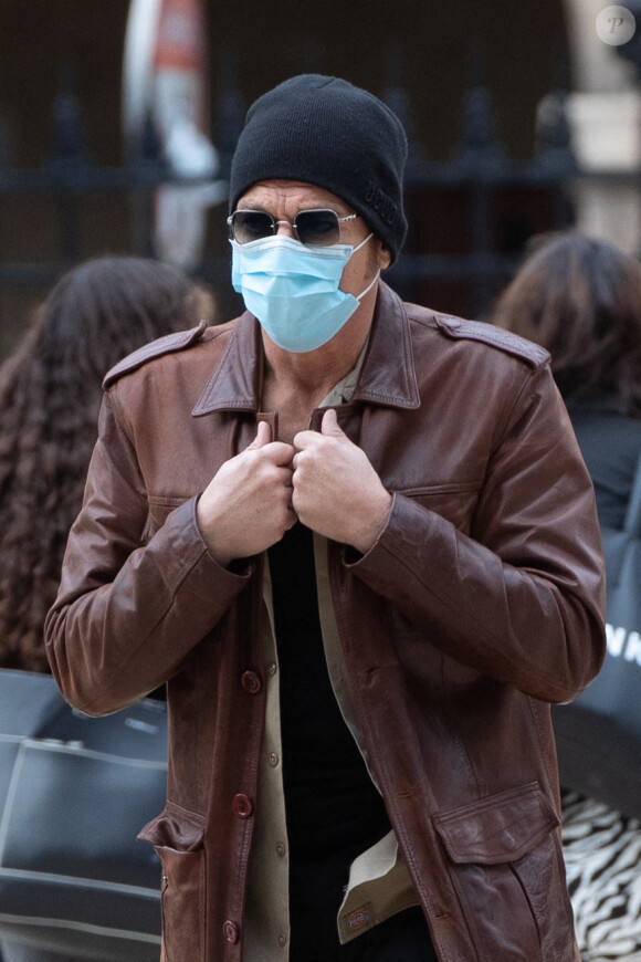 Jean Claude Van Damme et sa compagne Alena Kaverina, arrivent sur le lieux du tournage du film "Le dernier mercenaire" à Paris le 12 octobre 2020.
