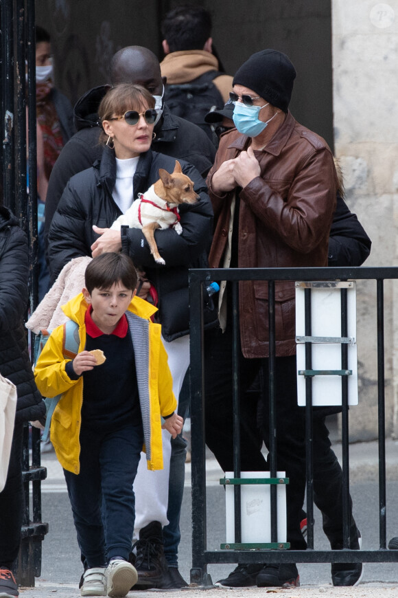 Jean Claude Van Damme et sa compagne Alena Kaverina, arrivent sur le lieux du tournage du film "Le dernier mercenaire" à Paris le 12 octobre 2020.