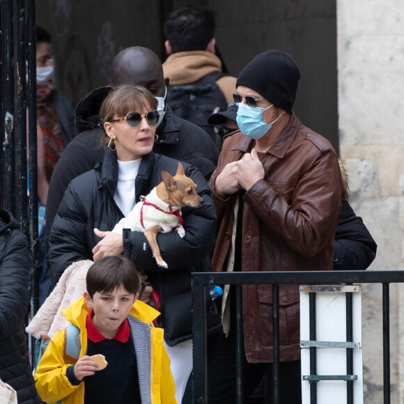 Jean Claude Van Damme et sa compagne Alena Kaverina, arrivent sur le lieux du tournage du film "Le dernier mercenaire" à Paris le 12 octobre 2020.