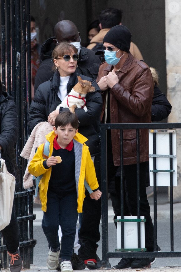 Jean Claude Van Damme et sa compagne Alena Kaverina, arrivent sur le lieux du tournage du film "Le dernier mercenaire" à Paris le 12 octobre 2020.