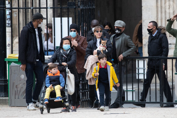 Jean Claude Van Damme et sa compagne Alena Kaverina, arrivent sur le lieux du tournage du film "Le dernier mercenaire" à Paris le 12 octobre 2020.
