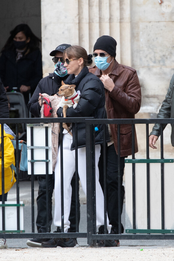 Jean Claude Van Damme et sa compagne Alena Kaverina, arrivent sur le lieux du tournage du film "Le dernier mercenaire" à Paris le 12 octobre 2020.