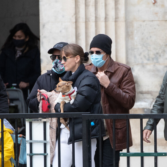 Jean Claude Van Damme et sa compagne Alena Kaverina, arrivent sur le lieux du tournage du film "Le dernier mercenaire" à Paris le 12 octobre 2020.