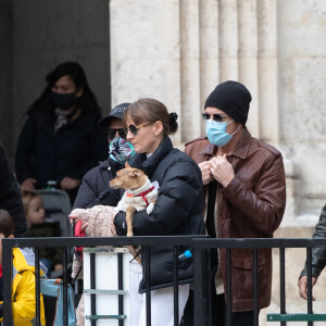 Jean Claude Van Damme et sa compagne Alena Kaverina, arrivent sur le lieux du tournage du film "Le dernier mercenaire" à Paris le 12 octobre 2020.