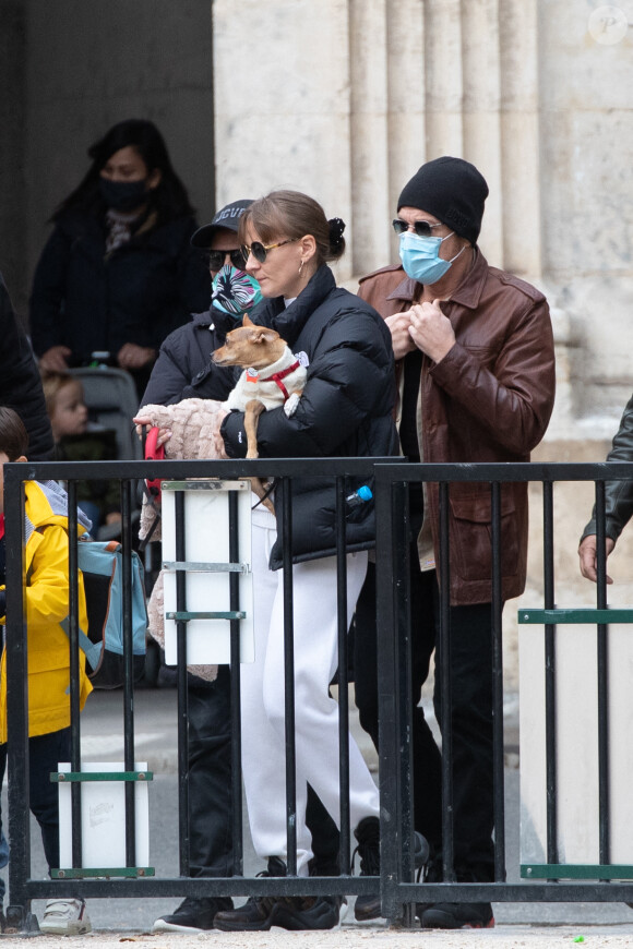 Jean Claude Van Damme et sa compagne Alena Kaverina, arrivent sur le lieux du tournage du film "Le dernier mercenaire" à Paris le 12 octobre 2020.
