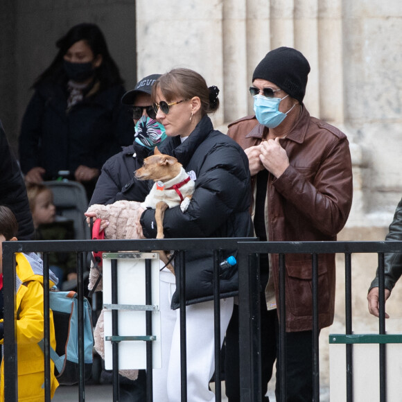 Jean Claude Van Damme et sa compagne Alena Kaverina, arrivent sur le lieux du tournage du film "Le dernier mercenaire" à Paris le 12 octobre 2020.