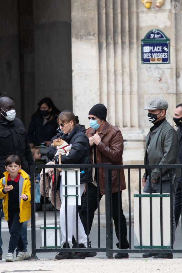Jean Claude Van Damme et sa compagne Alena Kaverina, arrivent sur le lieux du tournage du film "Le dernier mercenaire" à Paris le 12 octobre 2020.