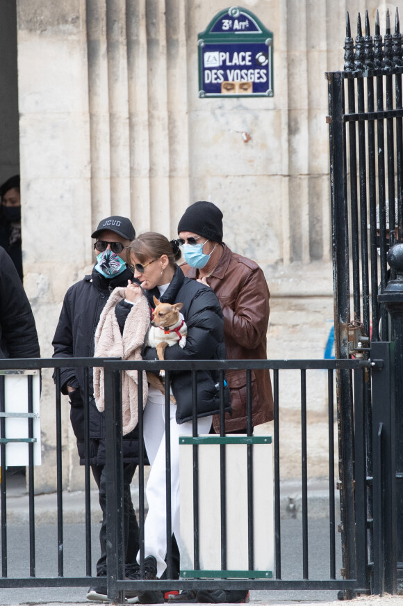 Jean Claude Van Damme et sa compagne Alena Kaverina, arrivent sur le lieux du tournage du film "Le dernier mercenaire" à Paris le 12 octobre 2020.