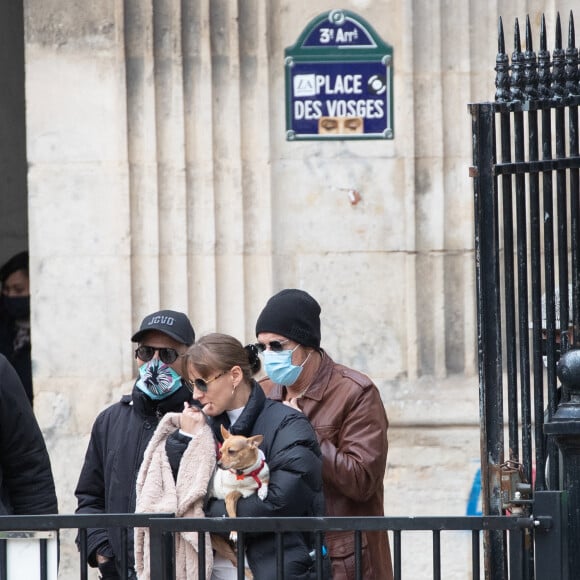 Jean Claude Van Damme et sa compagne Alena Kaverina, arrivent sur le lieux du tournage du film "Le dernier mercenaire" à Paris le 12 octobre 2020.