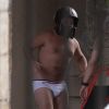 Alban Ivanov, en caleçon, tourne une scène avec Jean-claude Van Damme pour le film "Le dernier mercenaire" à Paris le 12 octobre 2020.