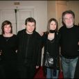  Eddy Mitchell entouré de son fils Eddy avec sa femme Sylvaine, ses filles Marylin et Pamela, et sa femme Muriel au théâtre de la Madeleine, à Paris en 2008 
  