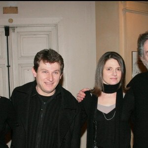 Eddy Mitchell entouré de son fils Eddy avec sa femme Sylvaine, ses filles Marylin et Pamela, et sa femme Muriel au théâtre de la Madeleine, à Paris en 2008
