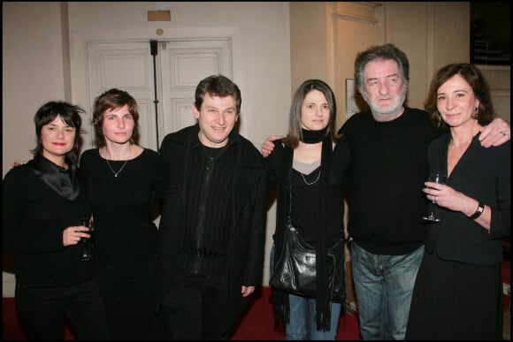 Eddy Mitchell entouré de son fils Eddy avec sa femme Sylvaine, ses filles Marylin et Pamela, et sa femme Muriel au théâtre de la Madeleine, à Paris en 2008