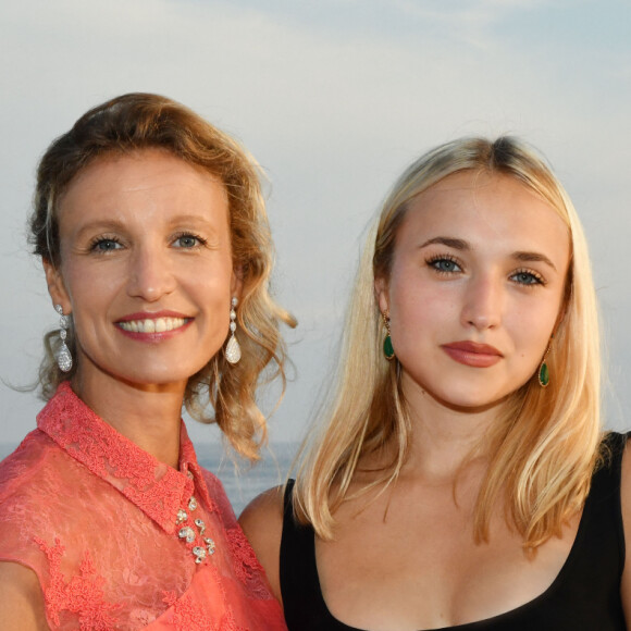 Exclusif -Alexandra Lamy et sa fille Chloé Jouannet - 6ème gala annuel de l'unité d'Antibes Juan les Pins, Vallauris, Golfe Juan, de la Croix Rouge française dans le cadre du prestigieux hôtel Eden Roc au Cap d'Antibes, le 2 juin 2018. Plus de 250 convives auront répondu présent à l'invitation de la présidente de l'unité locale. Cette année, c'est l'actrice A. Lamy qui est la marraine de la soirée. Les fonds récoltés pendant cette soirée seront dédiés aux actions sur le terrain au quotidien (centre de santé, aide alimentaire, samu social, insertion professionnelle des jeunes, formations aux premiers secours) ainsi que à l'achat de matériel d'urgence et de secours. © Bruno Bebert/Bestimage