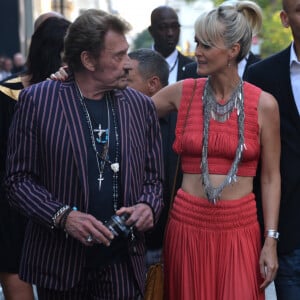 Johnny Hallyday et sa femme Laeticia Hallyday arrivent au défilé Saint Laurent Homme lors de la Fashion Week à Paris, un an et demi avant la mort du Taulier.