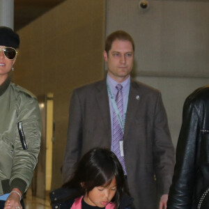 Johnny Hallyday repart en famille avec sa femme Laeticia et ses filles Jade et Joy à Los Angeles de l'aéroport Roissy Charles de Gaulle le 11 janvier 2016, avant de reprendre sa tournée le 22 janvier à Montpellier.