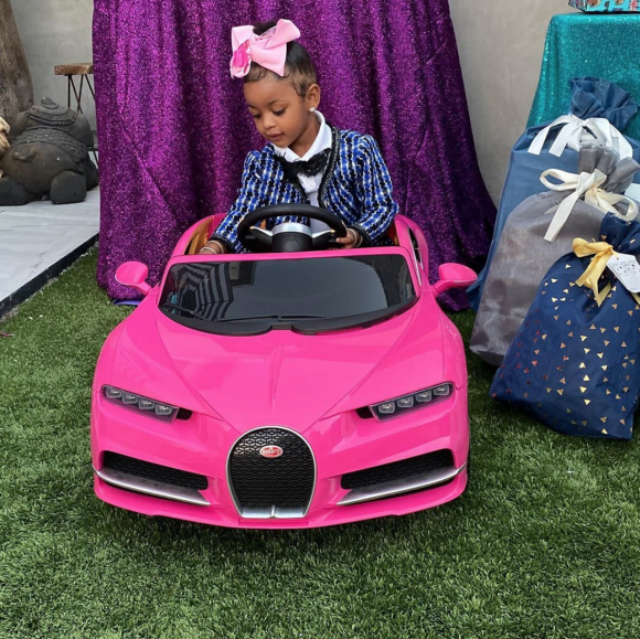 Kulture, la fille des rappeurs Cardi B et Offset, a reçu une Bugatti miniature pour ses 2 ans, de la part de sa tante Hennessy Carolina. Printemps 2020.