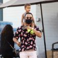 Exclusif - Chrissy Teigen (enceinte) , son mari John Legend et leurs enfants lors d'une sortie shopping à Los Angeles le 7 septembre 2020.