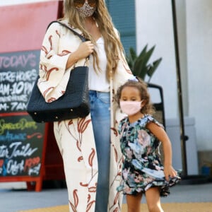 Exclusif - Chrissy Teigen (enceinte) , son mari John Legend et leurs enfants lors d'une sortie shopping à Los Angeles le 7 septembre 2020.