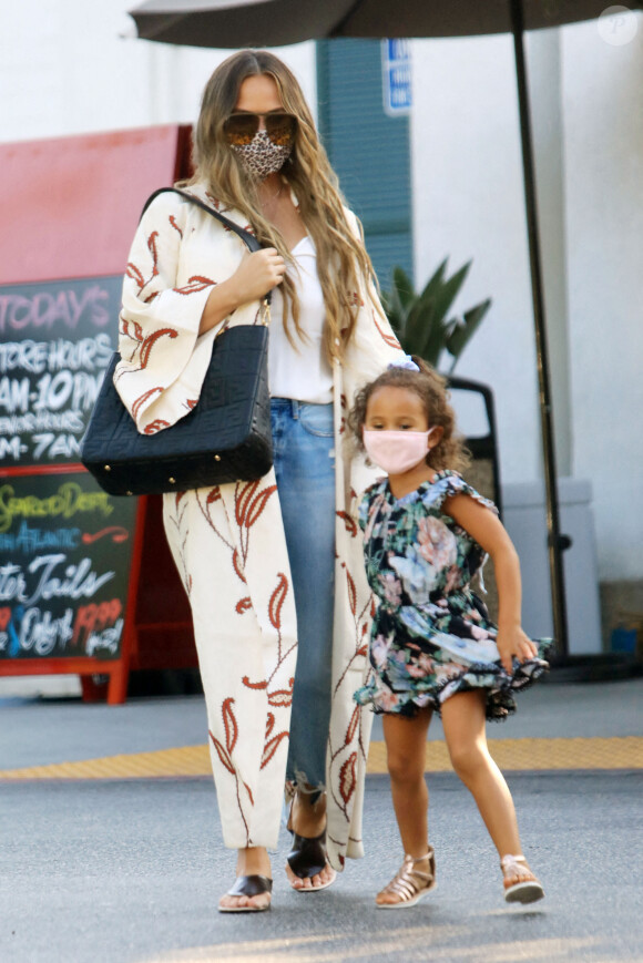 Exclusif - Chrissy Teigen (enceinte) , son mari John Legend et leurs enfants lors d'une sortie shopping à Los Angeles le 7 septembre 2020.