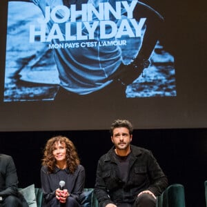 Sébastien Farran (Manager de Johnny Hallyday), Bertrand Lamblot ( directeur artistique du label Warner) Rose-Hélène Chassagne (Directrice Générale du label Warner)), Maxim Nucci (compositeur et réalisateur) , Thierry Chassagne (Président Warner Music France) lors de la conférence de presse pour la sortie de l'album "Mon pays c'est l'amour" de Johnny Hallyday dans les locaux de Warner Music France à Paris le 15 octobre 2018. © Cyril Moreau / Bestimage