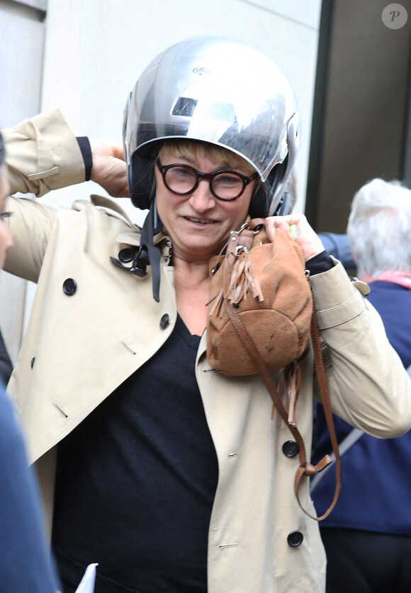Exclusif - Christine Bravo (scooter) - People à la sortie des studios de la radio RTL à Paris, le 28 mai 2015. 