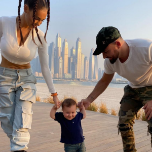 Le fils de Nabilla, Milann, a reçu un maillot du PSG dédicacé par Neymar - Instagram