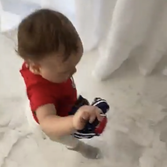 Le fils de Nabilla, Milann, a reçu un maillot du PSG dédicacé par Neymar - Instagram