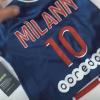 Le fils de Nabilla, Milann, a reçu un maillot du PSG dédicacé par Neymar - Instagram