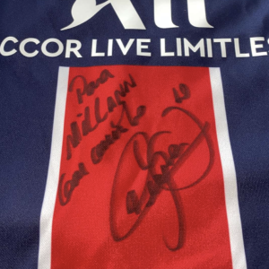 Le fils de Nabilla, Milann, a reçu un maillot du PSG dédicacé par Neymar - Instagram