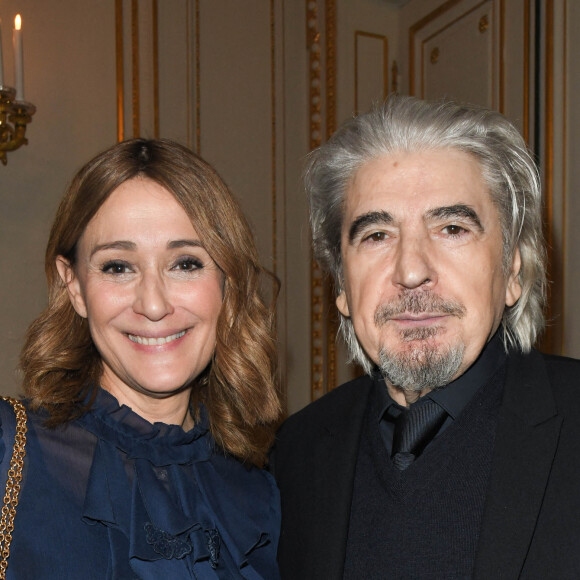 Daniela Lumbroso et Serge Lama - Gilbert Coullier reçoit l'insigne "Officier de la Légion d'honneur" par le général Benoît Puga au palais de la Légion d'honneur à Paris, le 9 décembre 2019. © Coadic Guirec/Bestimage