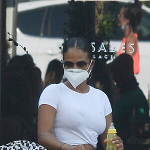 Christina Milian sort déjeuner à Los Angeles le 6 septembre 2020. Elle promène en landau son fils Isaiah Pokora, elle porte un masque et se lave consciencieusement les mains pour faire face à l'épidémie de Coronavirus (COVID-19). 