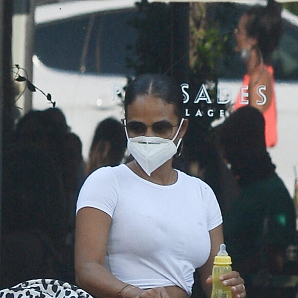 Christina Milian sort déjeuner à Los Angeles le 6 septembre 2020. Elle promène en landau son fils Isaiah Pokora, elle porte un masque et se lave consciencieusement les mains pour faire face à l'épidémie de Coronavirus (COVID-19). 