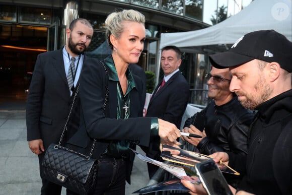 Laeticia Hallyday sort des locaux de la chaine TF1 à Boulogne Billancourt le 19 octobre 2018. Elle a enregistré une prestation télévisée qui sera diffusée en exclusivité le soir même pendant le journal de 20h.  