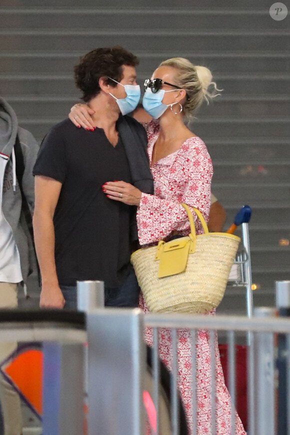Exclusif - Laeticia Hallyday et son compagnon Pascal Balland prennent un vol à l'aéroport Roissy CDG pour une échappée à deux, sans enfants le 26 juin 2020.