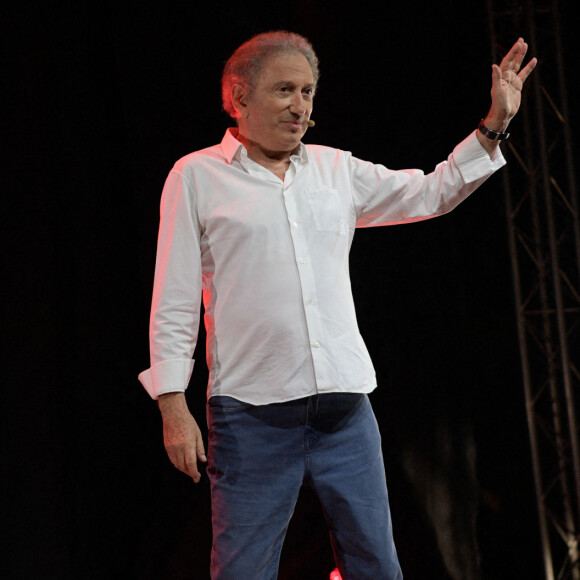 Exclusif - Michel Drucker - Spectacle hommage à Guy Bedos dans le parc Jourdan à Aix-en-Provence. Le 15 août 2020 © Patrick Carpentier / Bestimage