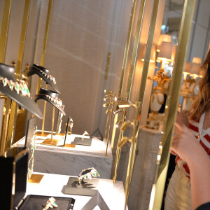 Exclusif - Laury Thilleman assiste à la présentation de la nouvelle collection de Haute Joaillerie "Valérie Messika by Kate Moss" à l'hôtel de Crillon à Paris, lors de la fashion week. Le 5 octobre 2020. © Veeren / Bestimage